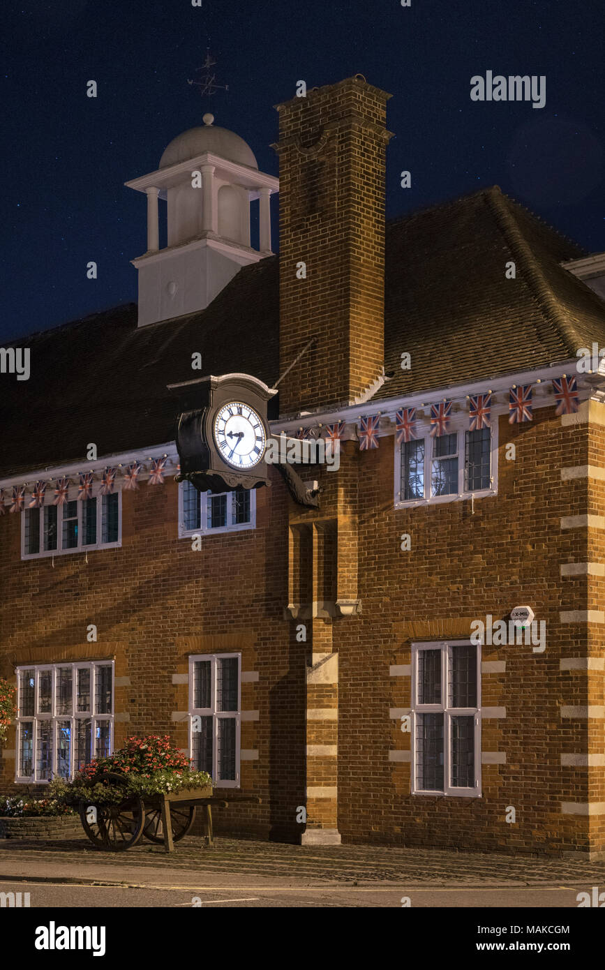 L'orologio e il campanile sul consiglio edificio per uffici a Farnham, Surrey in Inghilterra durante la notte. Foto Stock
