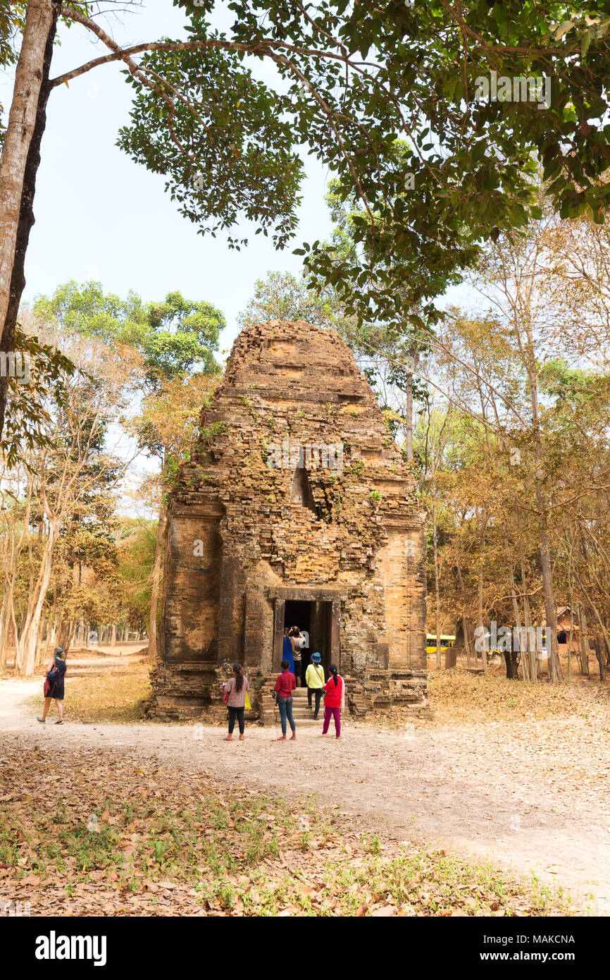 I turisti in un antico tempio, Sambor Prei Kuk sito Patrimonio Mondiale dell'UNESCO, in Cambogia, in Asia; Foto Stock