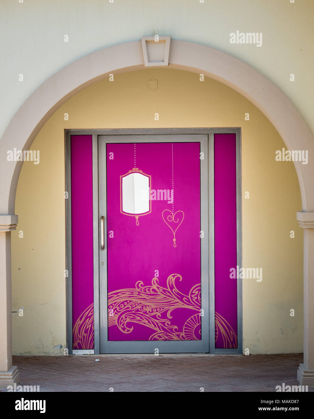 Colorate e luminose porta rosa di una Spa studio a Saadiyat Island Abu Dhabi Foto Stock
