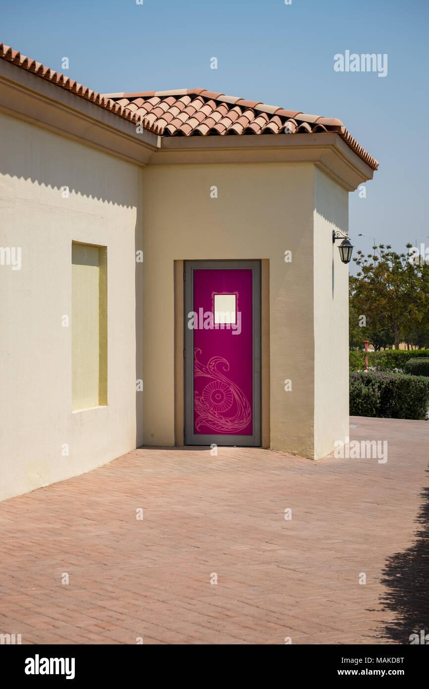 Colorate e luminose porta rosa di una Spa studio a Saadiyat Island Abu Dhabi Foto Stock