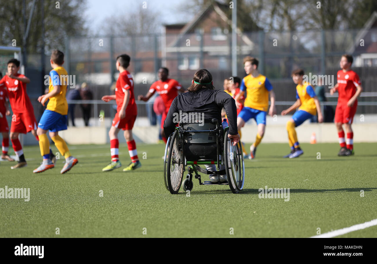 Fußballschiedsrichter im Rollstuhl Foto Stock