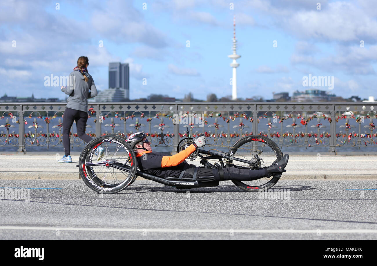 Handbiker beim Hamburg-Marathon Foto Stock