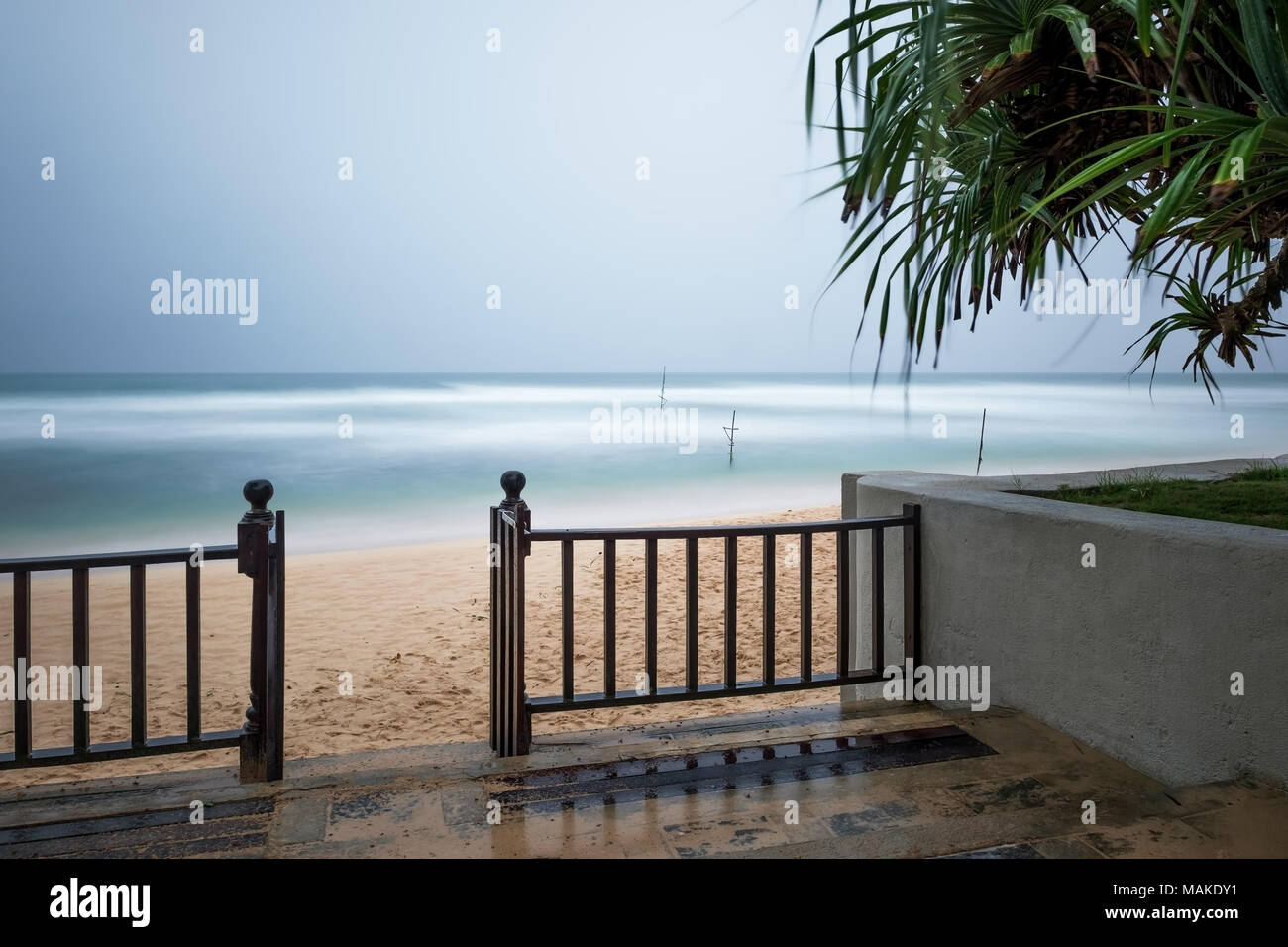 Vista sul mare e la spiaggia di sabbia in condizioni di tempo piovoso in Sri Lanka Foto Stock