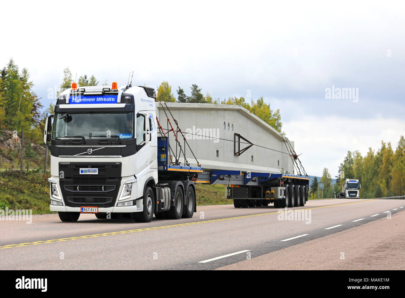 ORIVESI, Finlandia - 21 settembre 2017: Volvo FH 540 di Hyvonen Yhtiöt conduce i tre i lunghi trasporti di prefabbricati in calcestruzzo elementi da costruzione lungo Foto Stock