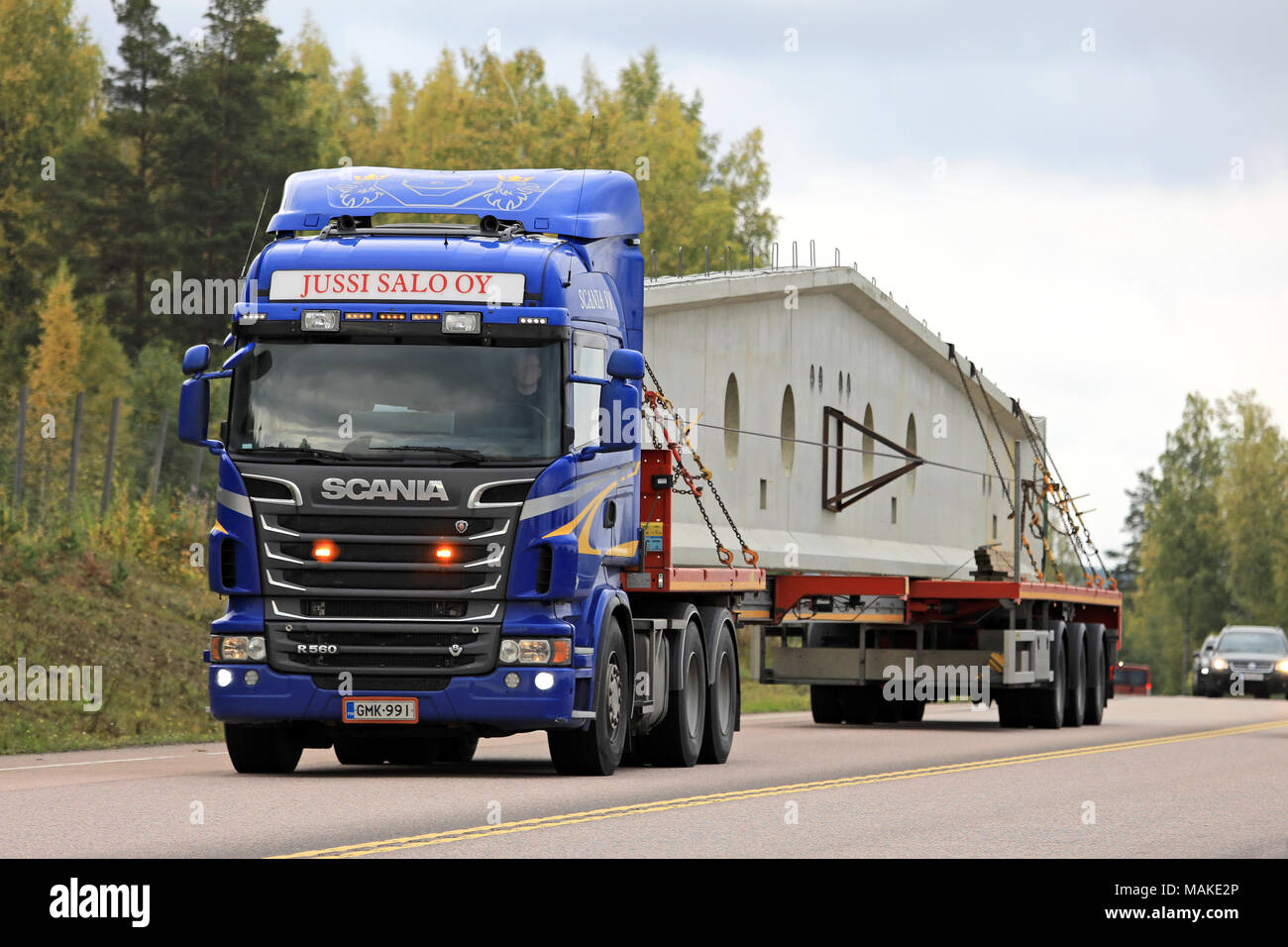 ORIVESI, Finlandia - 21 settembre 2017: Blu Scania R560 semi rimorchio di Jussi Salo Oy trasporta lungo i prefabbricati in calcestruzzo elemento di costruzione lungo alta Foto Stock