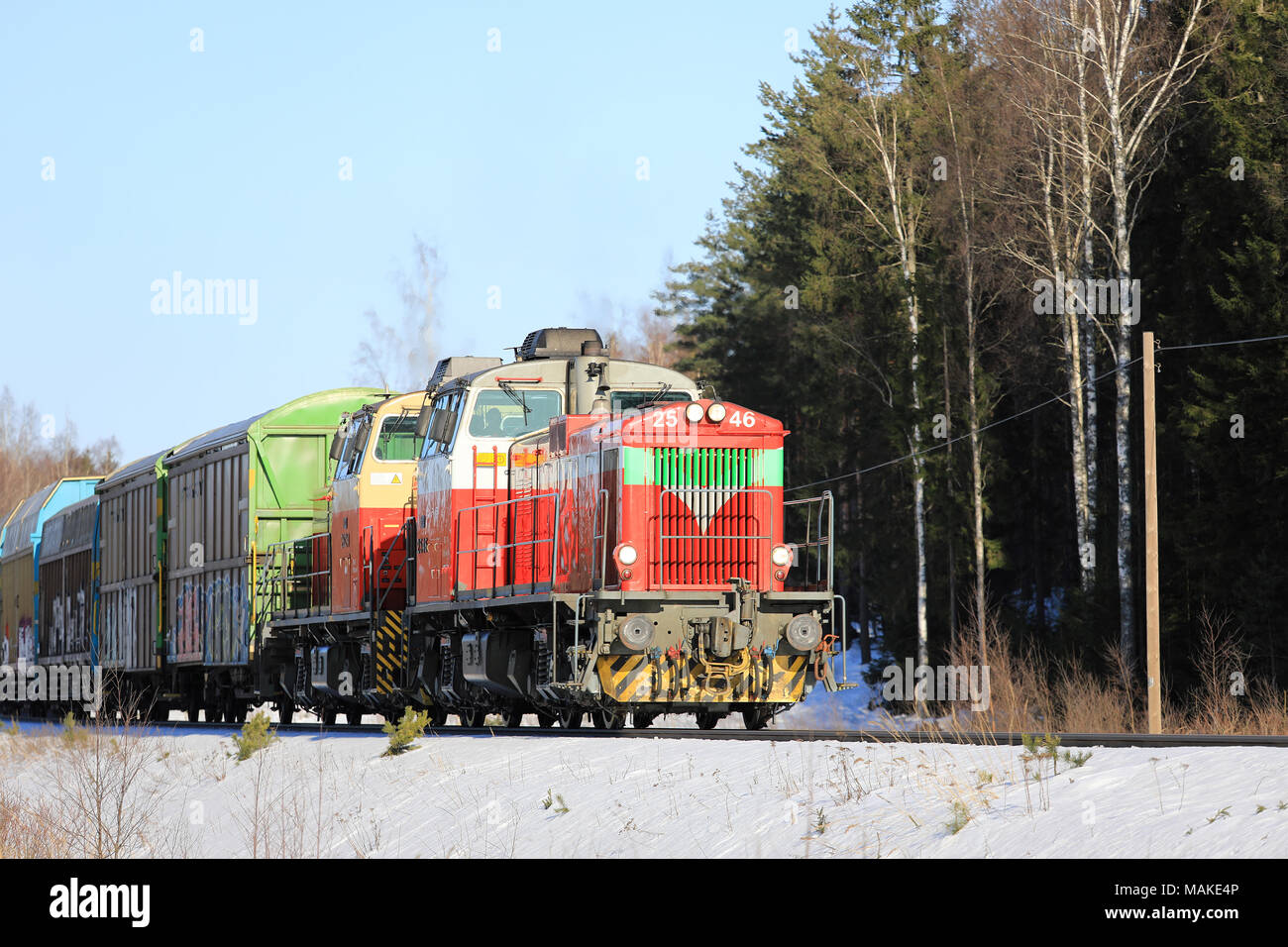 RAASEPORI, Finlandia - 16 Marzo 2018: due motori diesel nella parte anteriore del treno merci a velocità in inverno nel sud della Finlandia. Foto Stock