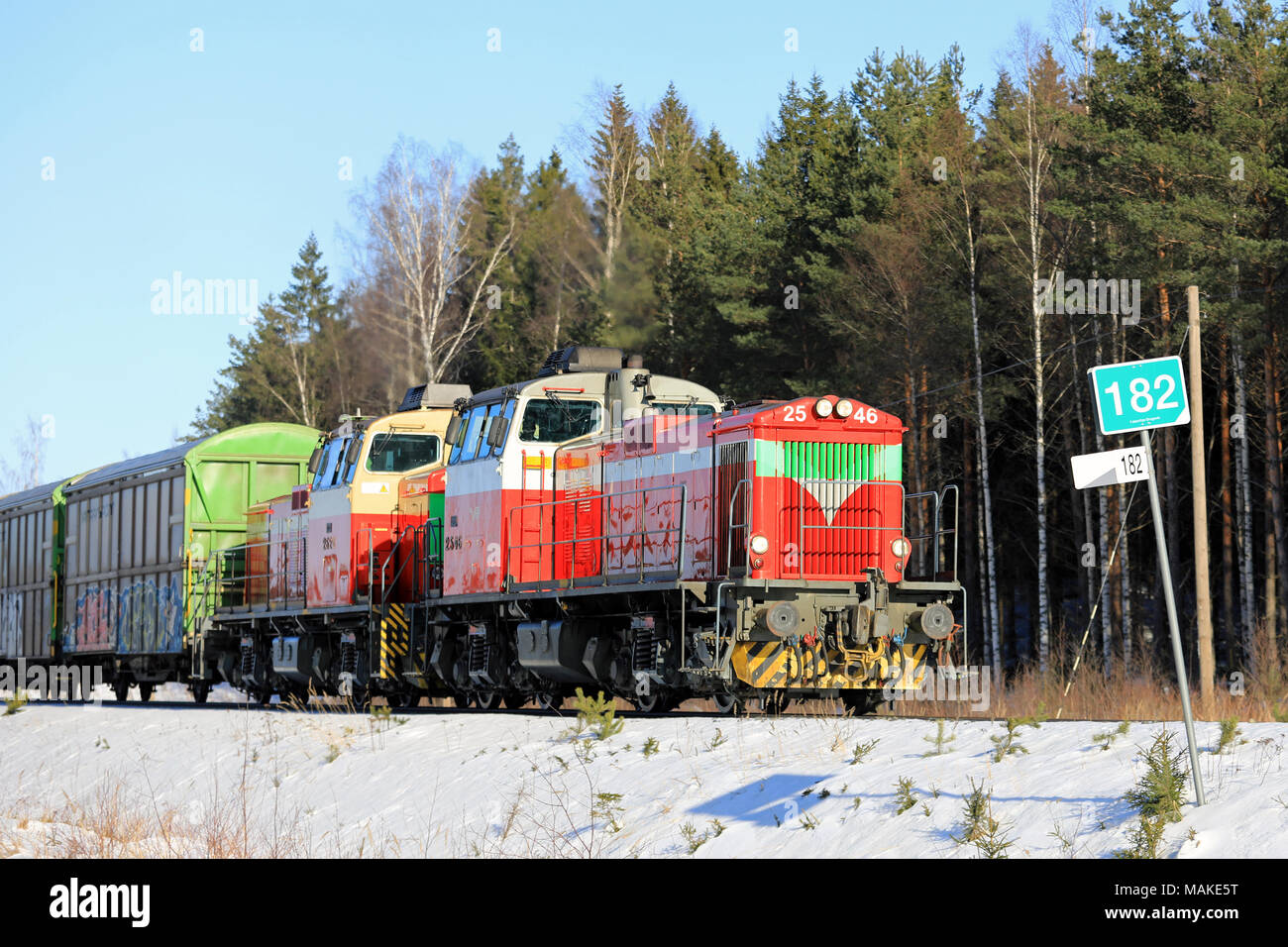 RAASEPORI, Finlandia - 16 Marzo 2018: due motori diesel nella parte anteriore del treno merci a velocità in inverno nel sud della Finlandia. Foto Stock