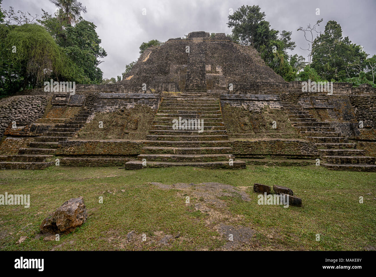 Le rovine maya di Lamanai. Die Maya-Ruinen von Lamanai. Foto Stock