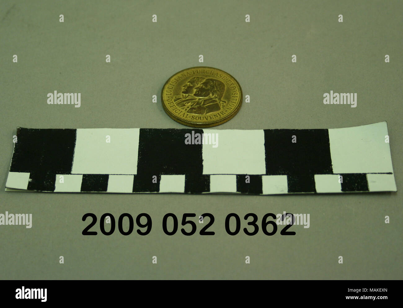 Round di monete metalliche con immagini a rilievo di Napoleone Bonaparte e Thomas Jefferson sulla parte anteriore e la Louisiana Purchase sul retro. Questo è un souvenir dal mondo 1904 ?Fiera di s. Titolo: monete in metallo con immagini a rilievo di Napoleone e di Jefferson e la Louisiana Purchase . 1904. Foto Stock