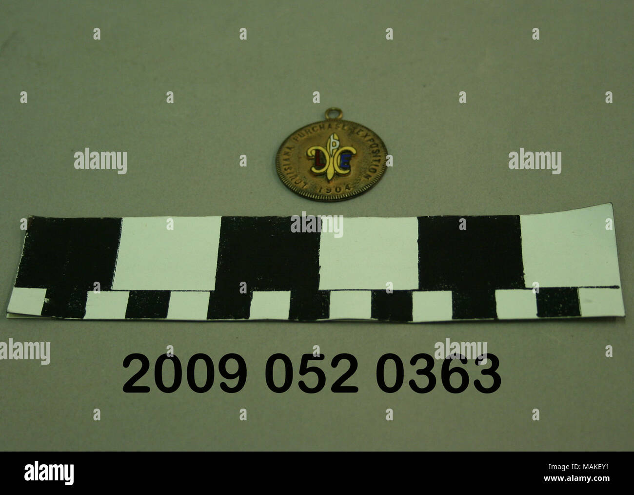 Round ciondolo dorato con un giallo Fleur de Lis e rosso, bianco e blu L P e le iniziali. Questo è un souvenir dal mondo 1904 ?Fiera di s. Titolo: Round Ciondolo dorato con Giallo Fleur de Lis . 1904. Foto Stock