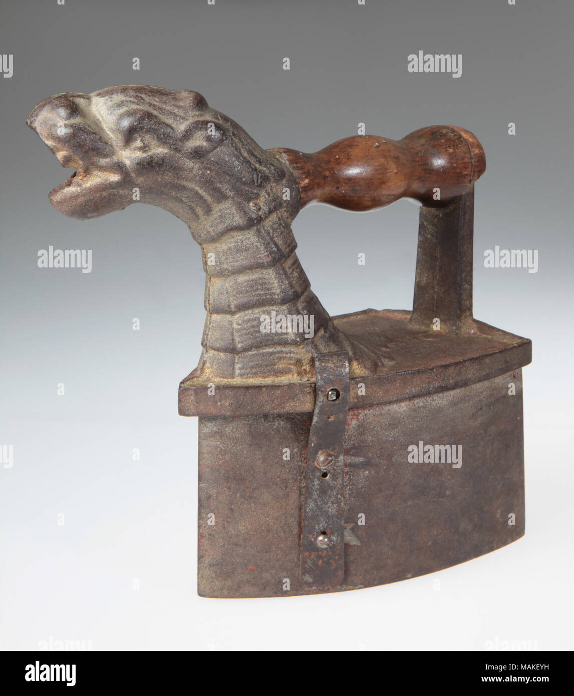 Ghisa, Drago figurale camino ferro carbone Titolo: Ghisa, Drago figurale camino ferro carbone . circa 1850. Foto Stock