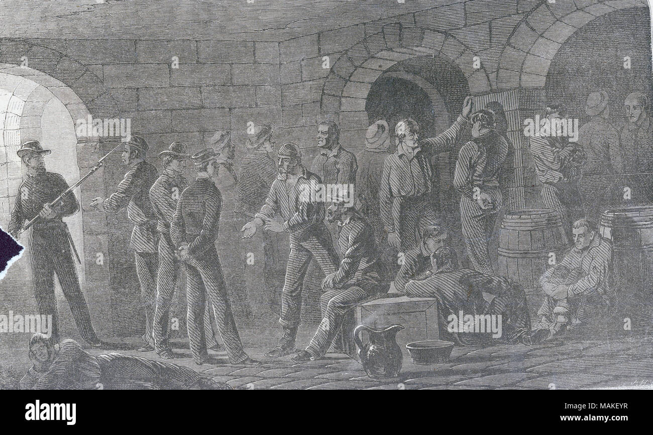 Stampa di 17 uomini prigioniera di una singola protezione tenendo un fucile con un accoppiamento a baionetta. Un uomo è sdraiato sul pavimento in primo piano a sinistra, tre sono seduti sul pavimento, uno è seduto su una scatola, e gli altri sono in piedi. "[C]TOBER 5, 1861.] REBEL detenuti nella prigione di stato casa di Jefferson City, Missouri. - [Disegnata da JAMES A. GUIRL.]" (stampato immagine sotto). Immagine da un ritaglio di giornale da Harper's Weekly, 5 ottobre 1861. Titolo: "Rebel detenuti nella prigione di stato Casa di città di Jefferson, Missouri." . Il 5 ottobre 1861. James A. Guirl Foto Stock
