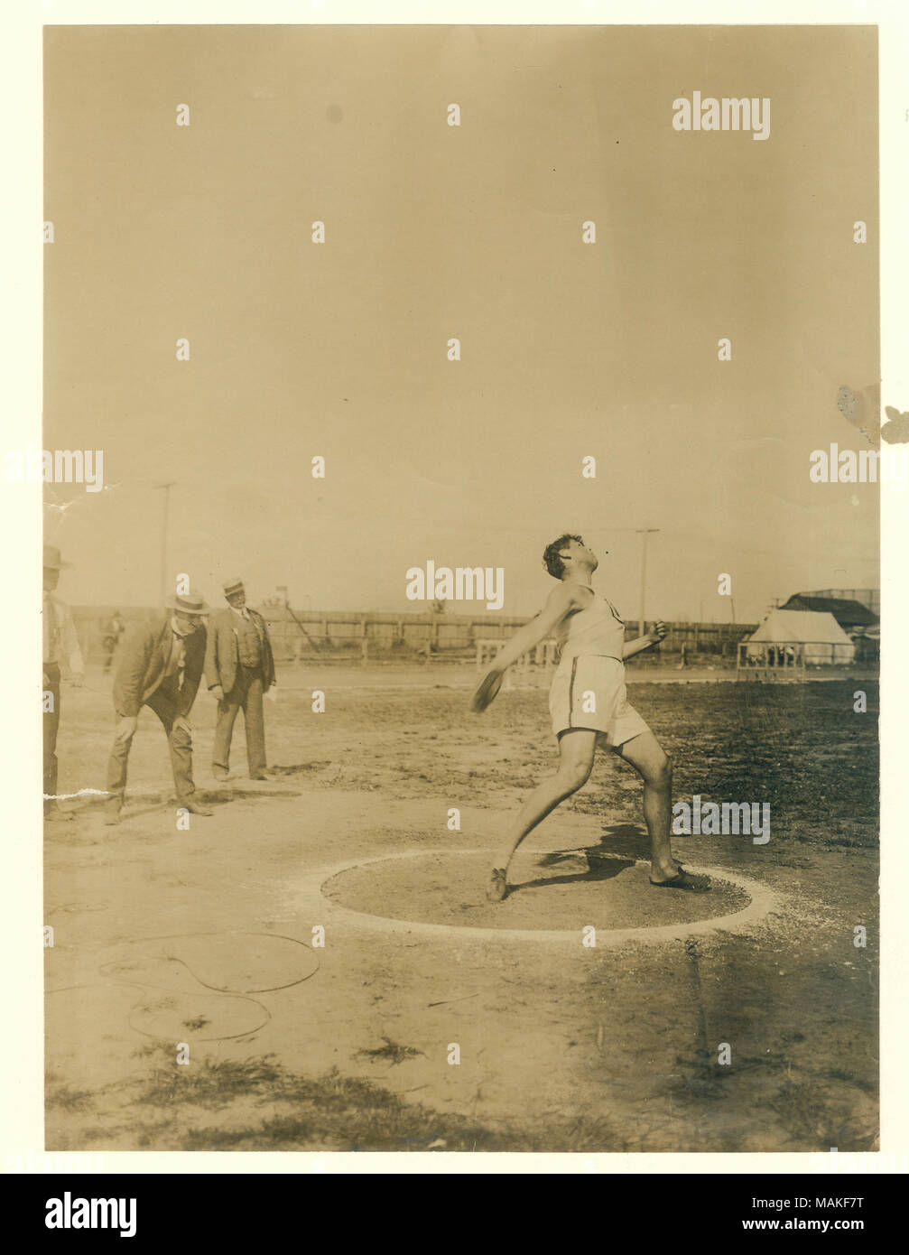 Ralph W. Rose, Chicago Athletic Association, gettando il discus. Titolo: Olimpiadi: Ralph W. Rose, Chicago Athletic Association, gettando il discus. . 1904. Foto Stock