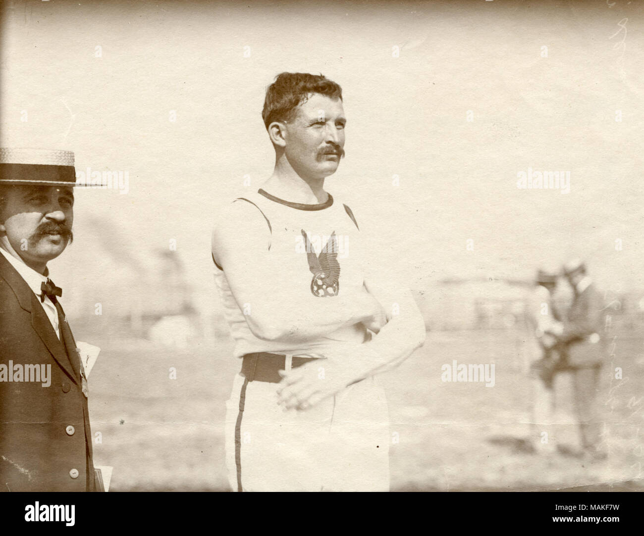 Etienne Desmarteau, di Montreal Associationl atletica, Canada, in piedi con le braccia conserte. Titolo: 1904 Olimpiadi: Etienne Desmarteau, di Montreal Athletic Association, Canada, vincitore della 56-libbre buttare evento. . 1904. Foto Stock