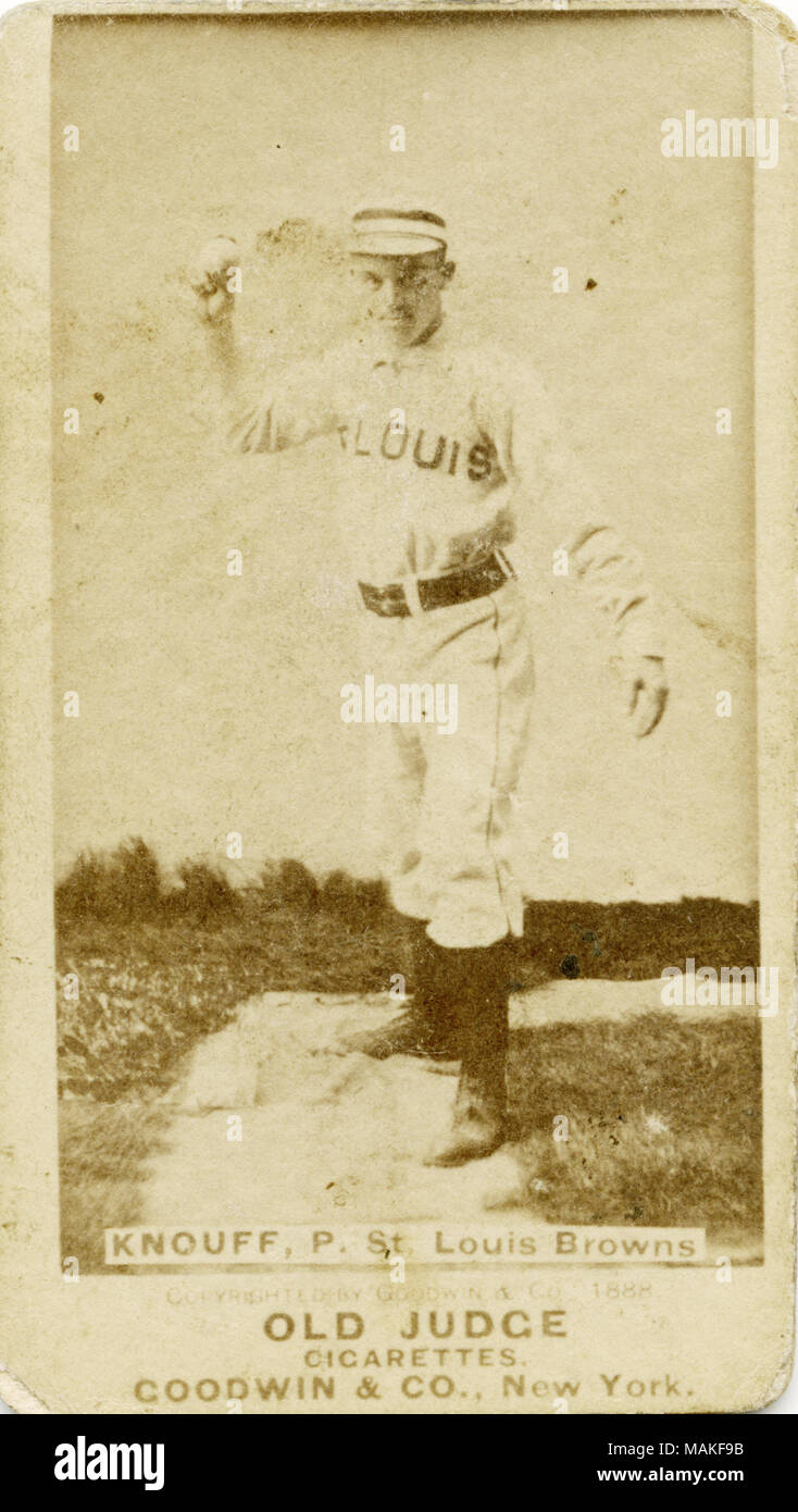 Verticale, seppia fotografia su una scheda di baseball di Knouff. Egli indossa una divisa bianca con San Luigi lungo il petto e le sue scarpe e calze e la cinghia sono scuri. Il suo cappello è a strisce. Egli è in piedi in posizione per lanciare la palla con il suo braccio destro. Sotto l'immagine legge 'KNOUFF, P., St. Louis Browns. Il vecchio giudice sigarette. Goodwin & Co., New York." Titolo: Il vecchio giudice Goodwin e società scheda di baseball per St. Louis Brown's Knouff. . 1888. Goodwin e Co. Foto Stock