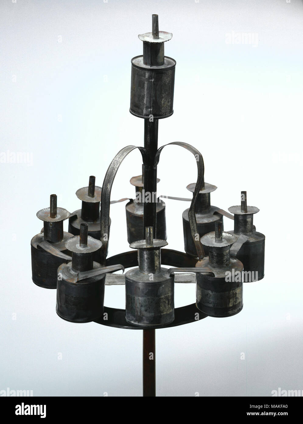 Questa torcia è stata utilizzata nel 1896 National Convention repubblicana torchlight Parade di St. Louis. La convenzione nominato William McKinley. La parte superiore della lampada di olio è dipinta con le lettere "eletti" e lettere sulle lampade inferiori spell 'MCKINLEY." Titolo: McKinley Parade Torchlight . 1896. Foto Stock