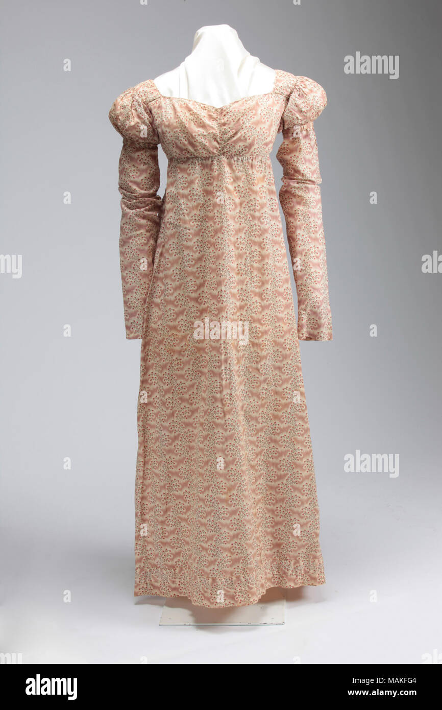 Un pezzo di malva, rosso e nero stampa floreale cuciti a mano abito di cotone con basse e larghe, leggermente a forma di V scollatura. Featuress un impero sollevata girovita, breve manicotti soffiato su molto maniche lunghe e un leggero il treno. Titolo: Mauve, rosso e nero stampa floreale abito . tra 1805 e 1810. Foto Stock