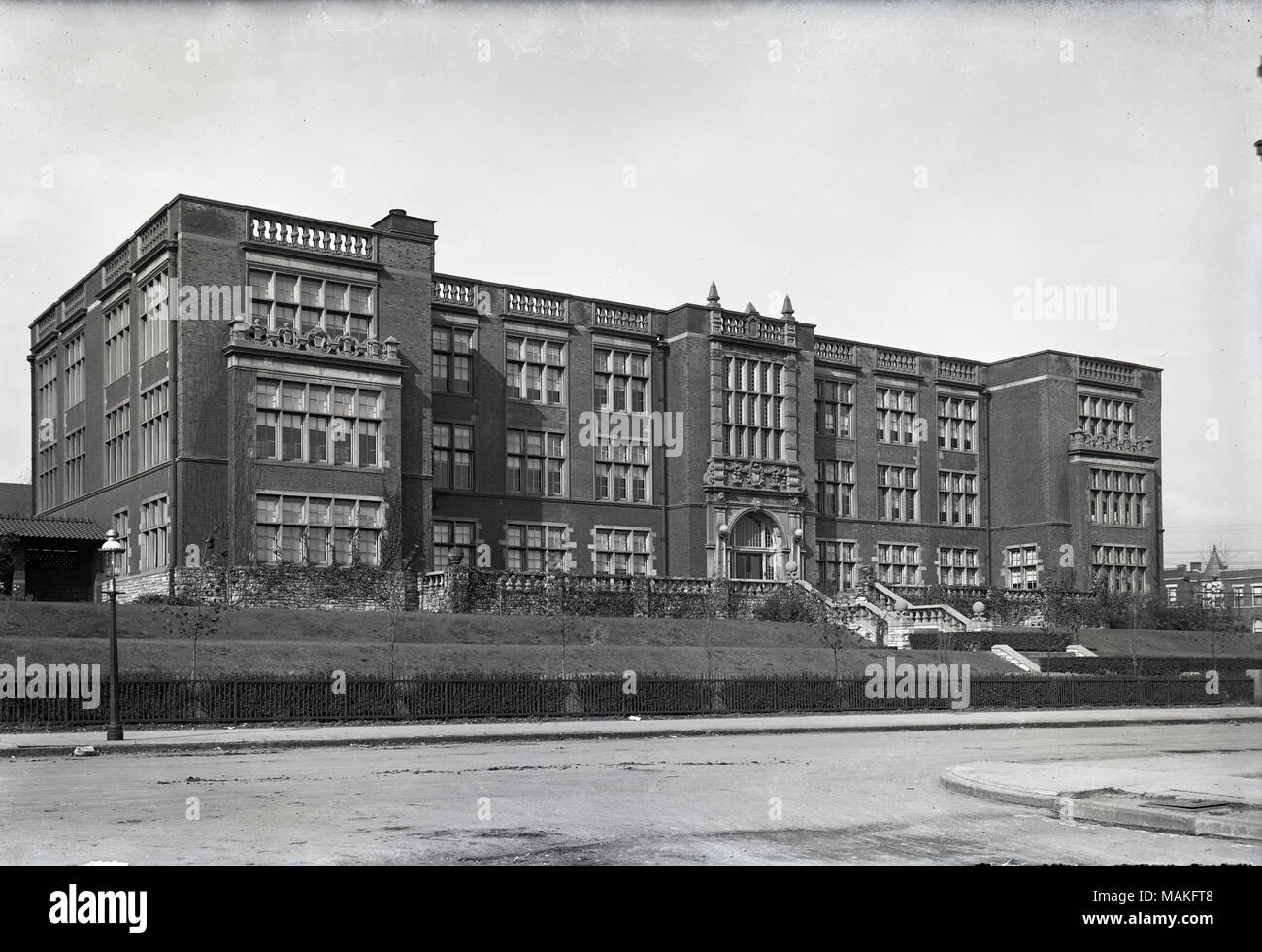 In orizzontale e di fotografia in bianco e nero che mostra una a tre piani in mattoni a vista in tre quarti. Titolo: Teachers College, St. Louis. . Novembre 1915. Oscar Kuehn Foto Stock
