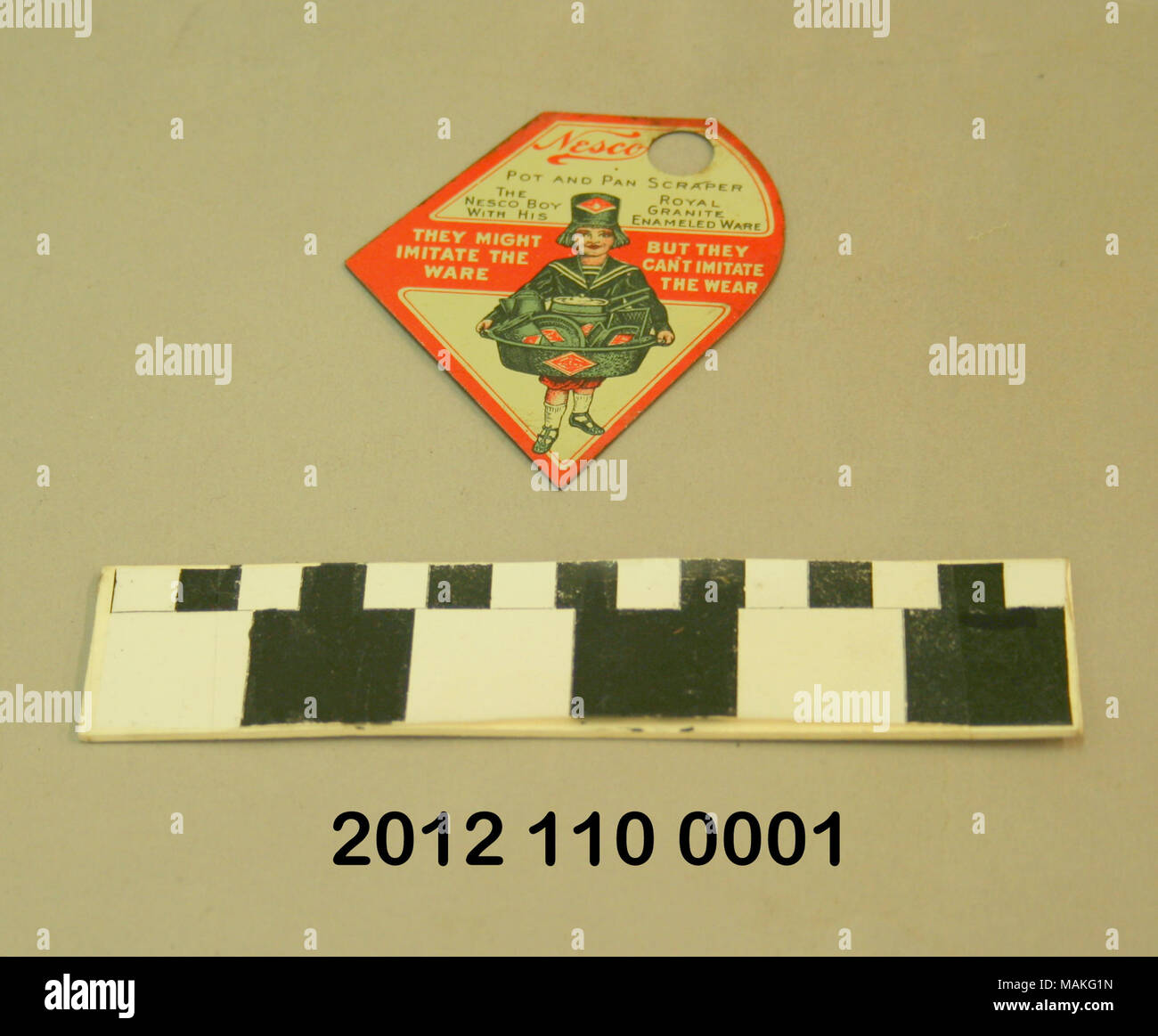 Pubblicità Nesco premium pot raschiatore con curve multiple per adattarsi a tutte le pentole Titolo: Nesco Pot il raschiatore . circa 1915. Smaltatura nazionale e società di timbratura Foto Stock