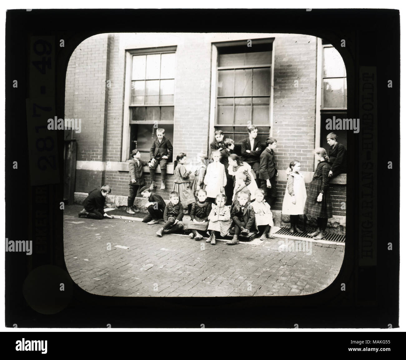Orizzontale, foto in bianco e nero di ragazzi e ragazze si sono riuniti in un cortile. Due dei ragazzi sono la riproduzione di marmi. Titolo: museo educativo lantern slide: ungheresi- Humbolt scuola. . Circa 1904. Foto Stock Orizzontale, foto in bianco e nero di ragazzi e ragazze si sono riuniti in un cortile. Due dei ragazzi sono la riproduzione di marmi. Titolo: museo educativo lantern slide: ungheresi- Humbolt scuola. . Circa 1904. Foto Stock
