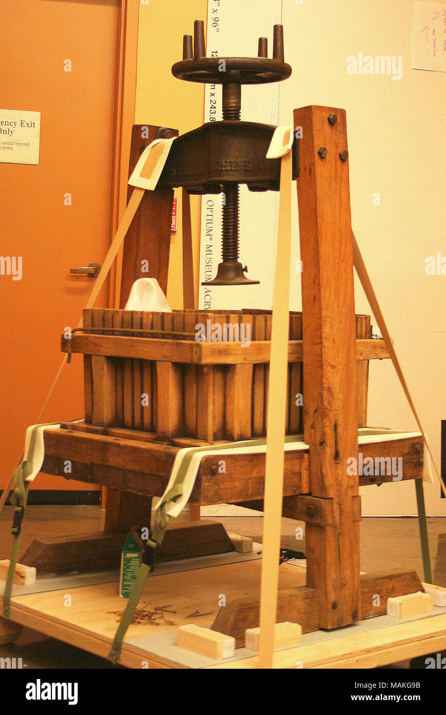 Il legno e il ferro da stiro cider mill, imbuto, e mola di frutta che si pensa sia stata assemblata da Karl Reichmuth e utilizzato da Reichmuth e suo genero Frank Storf. Titolo: Cider Mill di Karl Reichmuth . tra 1850 e 1920. Champion macchina lavora Foto Stock