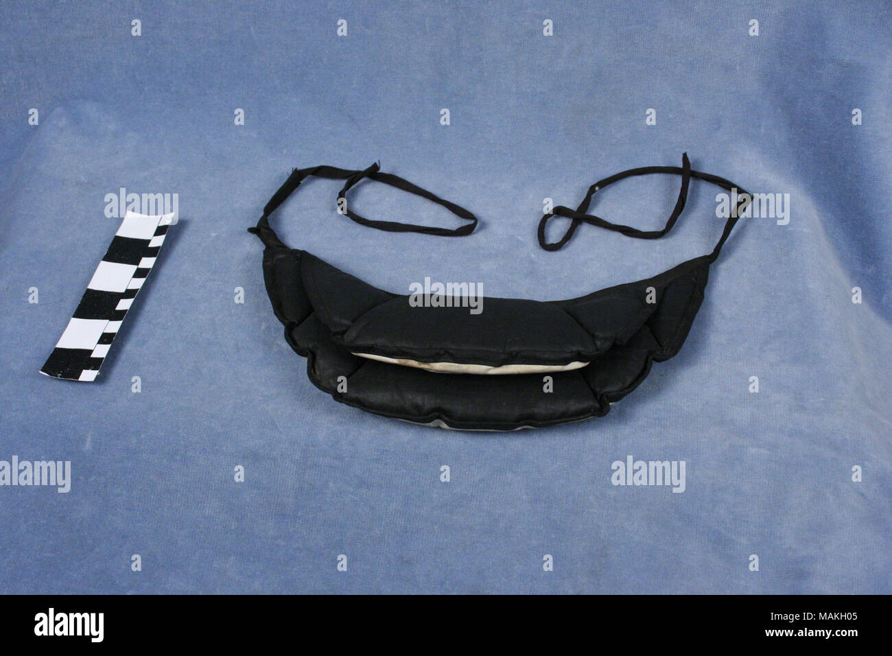 Donna in cotone nero trambusto imbottito con due a forma di mezzaluna pastiglie e nastro twill fascia di cintura. Titolo: donna in cotone nero trambusto imbottito . circa 1890. Foto Stock