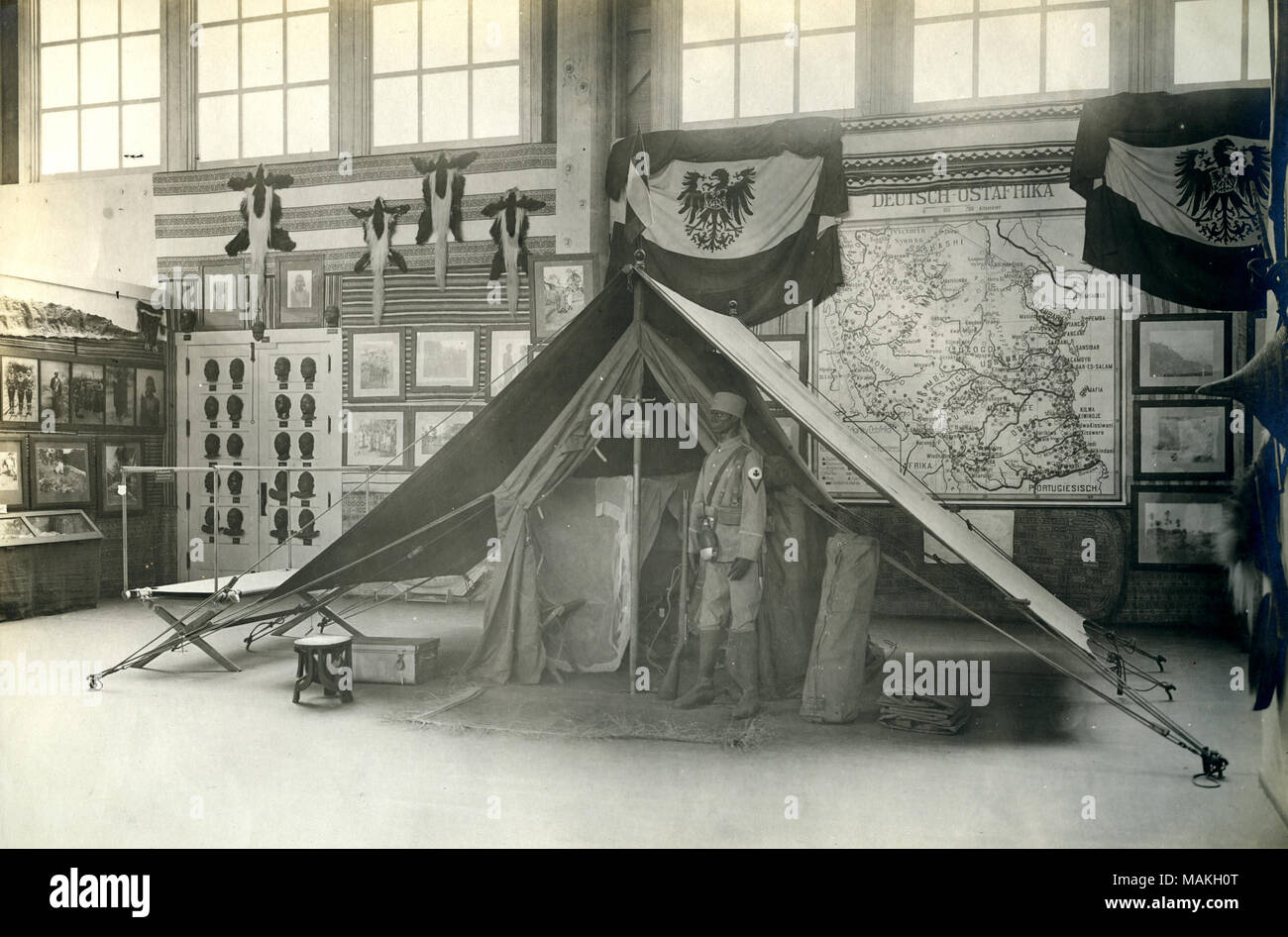 Titolo: Tedesco East African presentano, Campagna doppia tenda. [Fotografie, calchi e mappa di tedesco in Africa orientale]. [Palace di agricoltura]. (1904 Fiera Mondiale). . 1904. Foto Stock