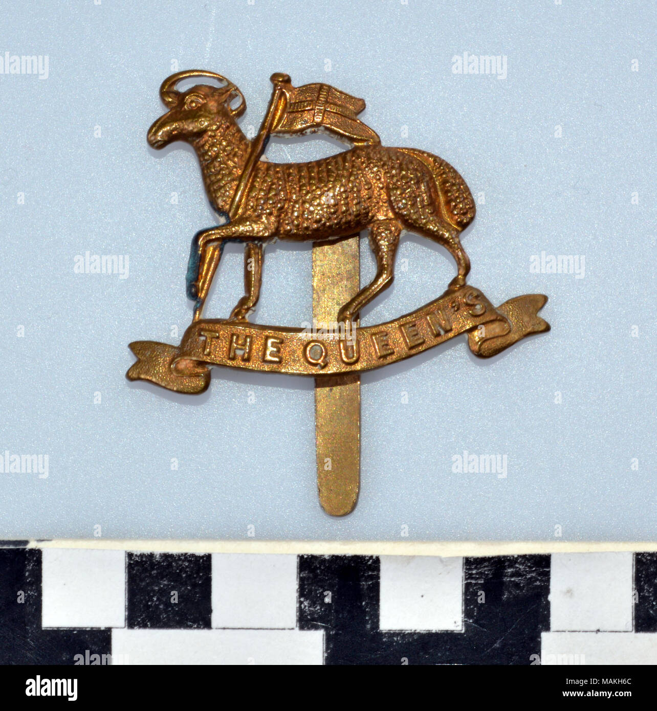 La prima guerra mondiale la regina del reggimento reale (West Surrey) hat badge. Il Badge insignia consiste di agnello pasquale con un alone che tiene la bandiera di San Giorgio impostato su un banner che recita "LA QUEEN'S" Titolo: la guerra mondiale I Queen's Royal Regiment (West Surrey) Hat monogramma . tra 1800 e 1920. Foto Stock