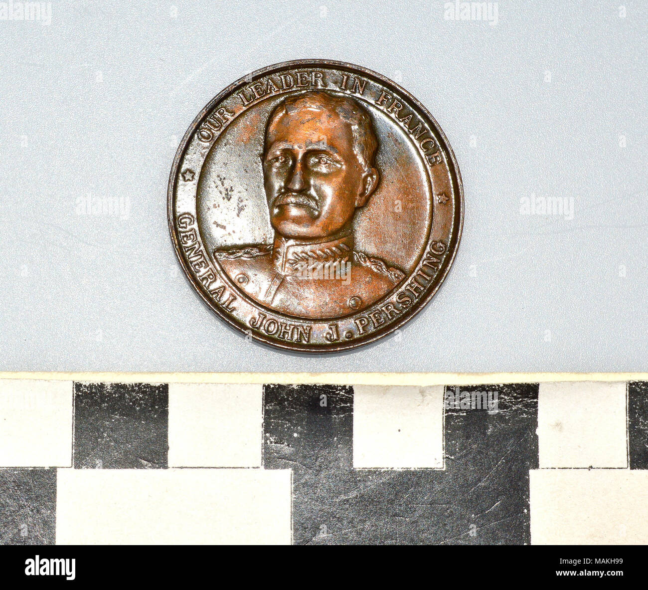 Bronzo medaglia commemorativa con rilievo busto del gen. John J. Pershing; retromarcia ha rilievo di sette bandiere di Stati Uniti e WW I alleati. Titolo: il generale John J. Pershing medaglia commemorativa . circa 1818. Foto Stock