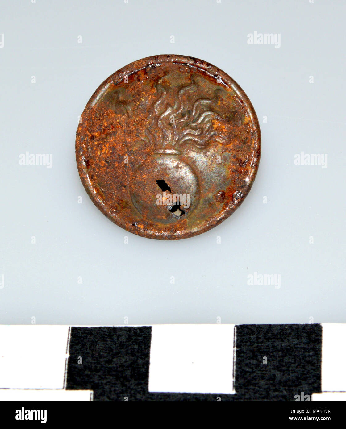 La guerra mondiale I Francesi e i pulsanti bavarese di acciaio, donati da Aristides Rivoire. Il francese pulsanti hanno una granata con un pennacchio di fuoco emettendo dall'alto. Il pulsante bavarese ha un leone in piedi sulle zampe posteriori in rilievo sulla parte anteriore. Titolo: la guerra mondiale I Francesi e i pulsanti bavarese . circa 1916. Foto Stock