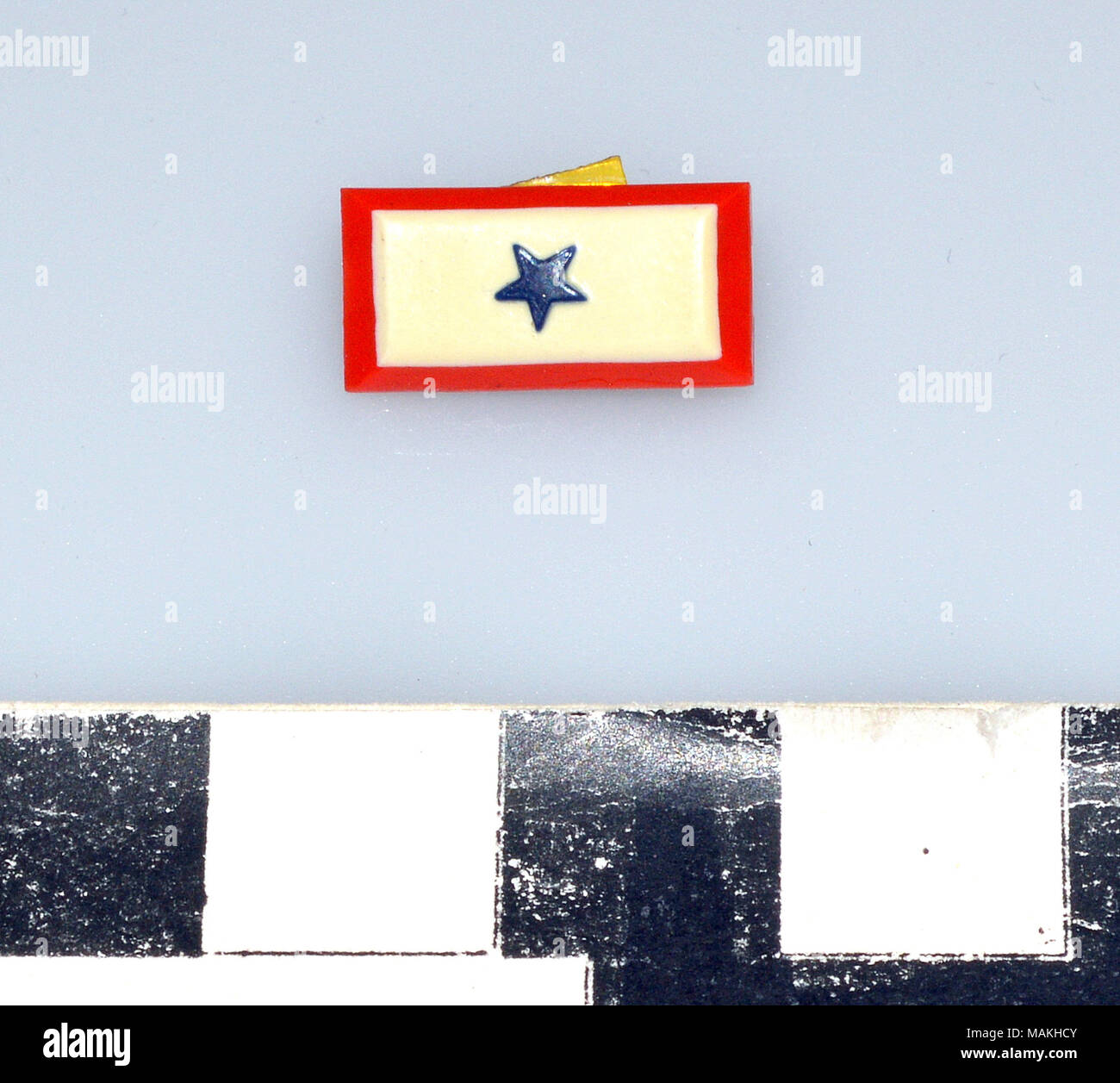 'In servizio' il perno in plastica con una stella blu che indica l'indossatore aveva un figlio o un familiare in campo militare. Titolo: Figlio di plastica in servizio Pin . dopo il 1918. Foto Stock