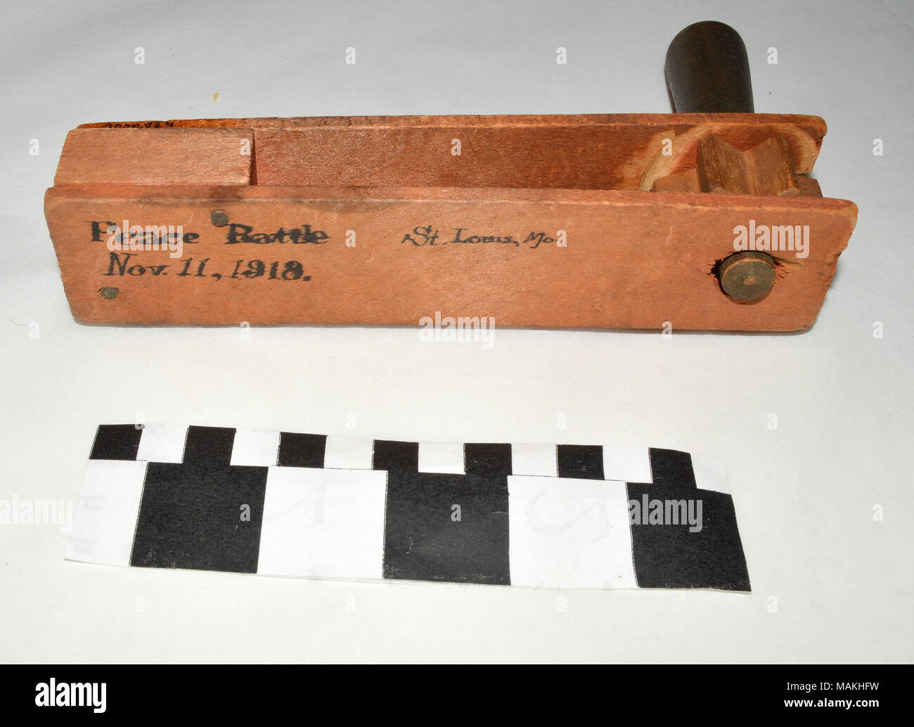 La pace in Legno sonaglio utilizzato da Francesca Pickel a St Louis per celebrare il giorno dell'Armistizio che termina la guerra mondiale I, 11 novembre 1918. Titolo: Pace sonaglio utilizzato per celebrare la fine della Prima Guerra Mondiale . 1918. Foto Stock
