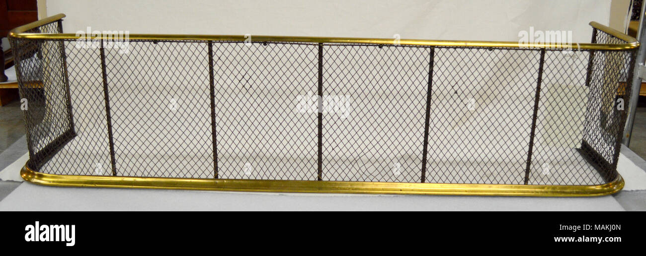 Ottone e maglia di filo fire schermo. Titolo: ottone Fire Schermo . 1800. Foto Stock