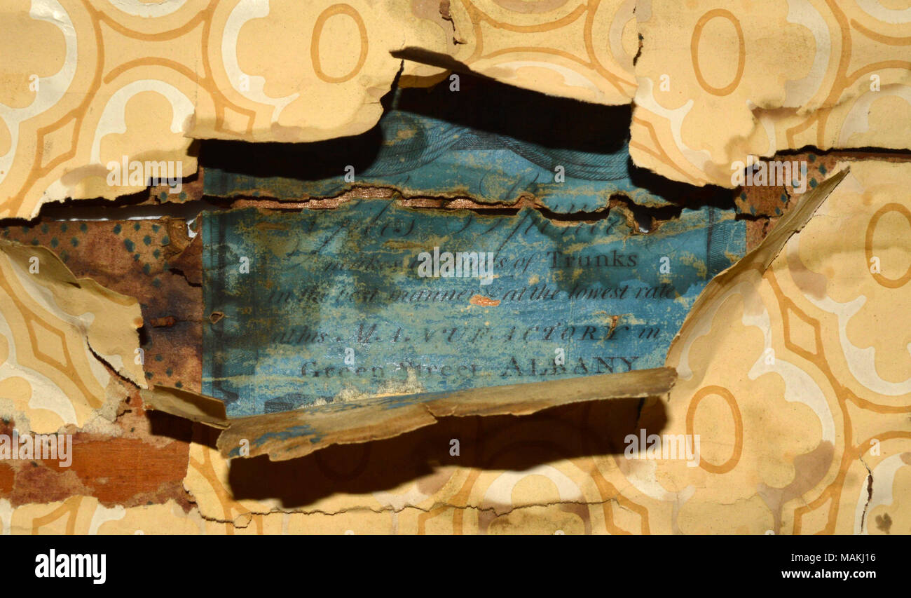 Tronco di legno con coperchio a cupola, originariamente rivestiti in cuoio e trimed con il prigioniero i dettagli. Realizzato da Giles Spencer in Albany, New York. Titolo: legno e cuoio Trunk . tra 1800 e 1827. Spencer, Giles Foto Stock