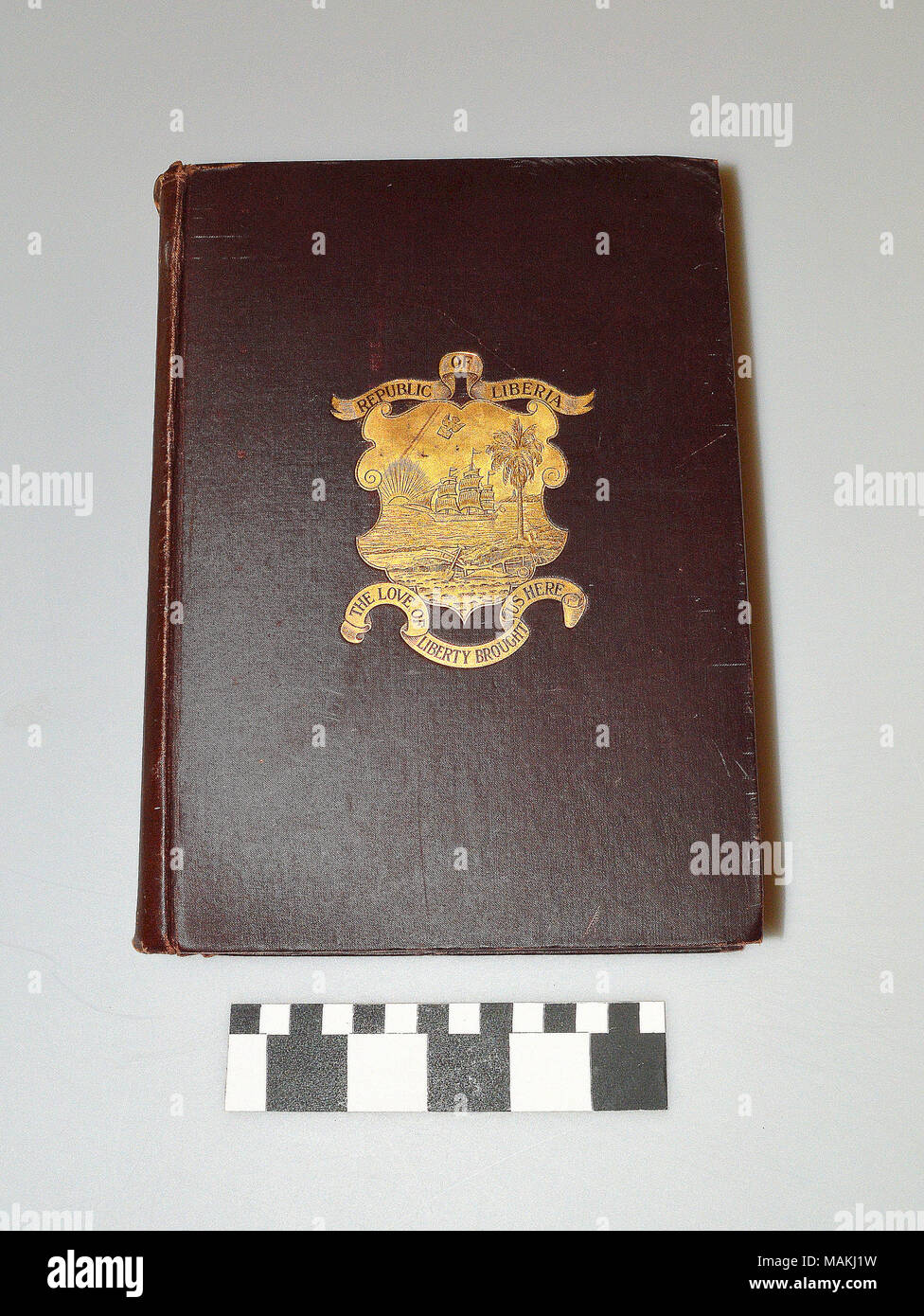 "Liberia, Volume II' (A) da Sir Harry Johnston, G.C.M.G., K.C.B., con l'originale Marlin Perkins' biblioteca personale scheda di prestito (B) e il supporto originale (C). Titolo: "Liberia, Volume II' da Sir Harry Johnston, G.C.M.G., K.C.B., con l'originale Marlin Perkins' biblioteca personale di prestito e la carta di supporto originale . 1906. Foto Stock