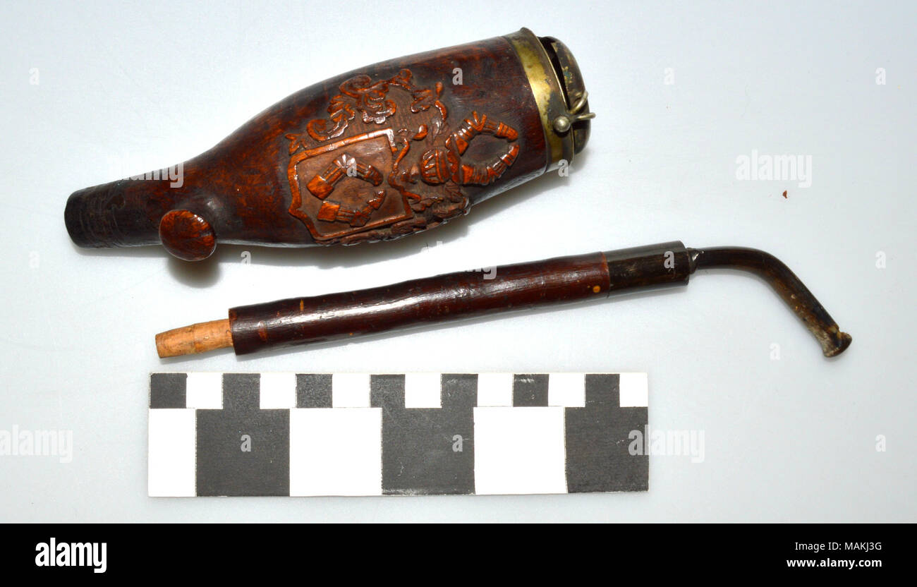 Tubo di legno intagliato con la D'Oench stemma di famiglia. Di proprietà di Ernst D'Oench in Prussia. Titolo: legno intagliato con tubo D'Oench Stemma . 1800. Foto Stock