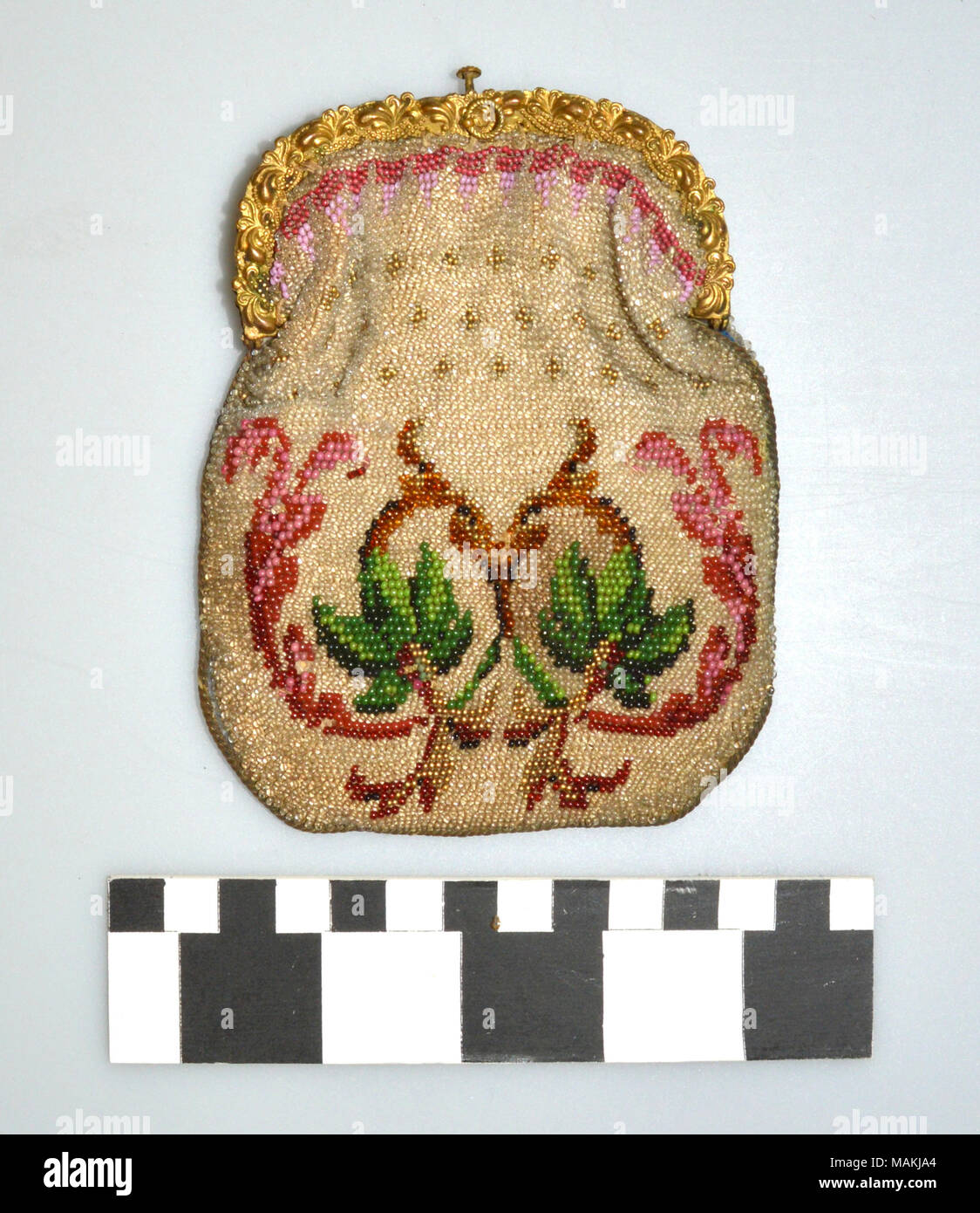 Piccole perle borsa fatta dalla sig.ra Ernst D'Oench. Titolo: bordato sacchetto realizzato dalla sig.ra Ernst D'Oench . 1800. D'Oench, la sig.ra Ernst Foto Stock