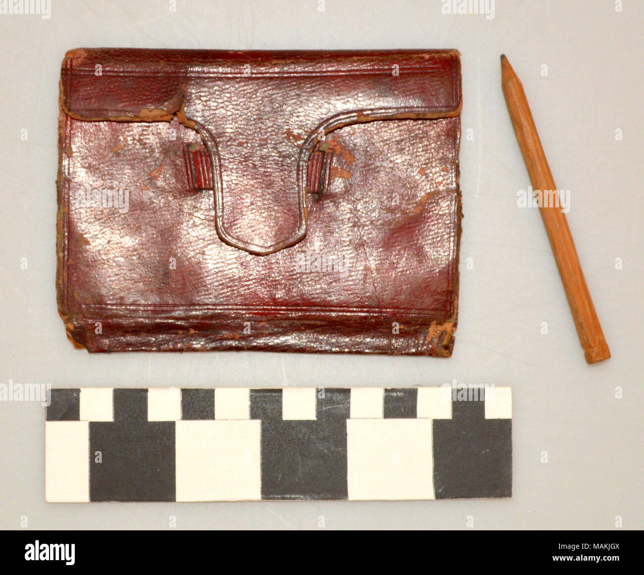 In pelle rossa memo per la copertina del libro per contenere un piccolo notebook. Utilizzato da William Clark e presenta la sua firma sul lembo interno. Titolo: pelle rossa Memo libro di William Clark . tra 1806 e 1838. Foto Stock