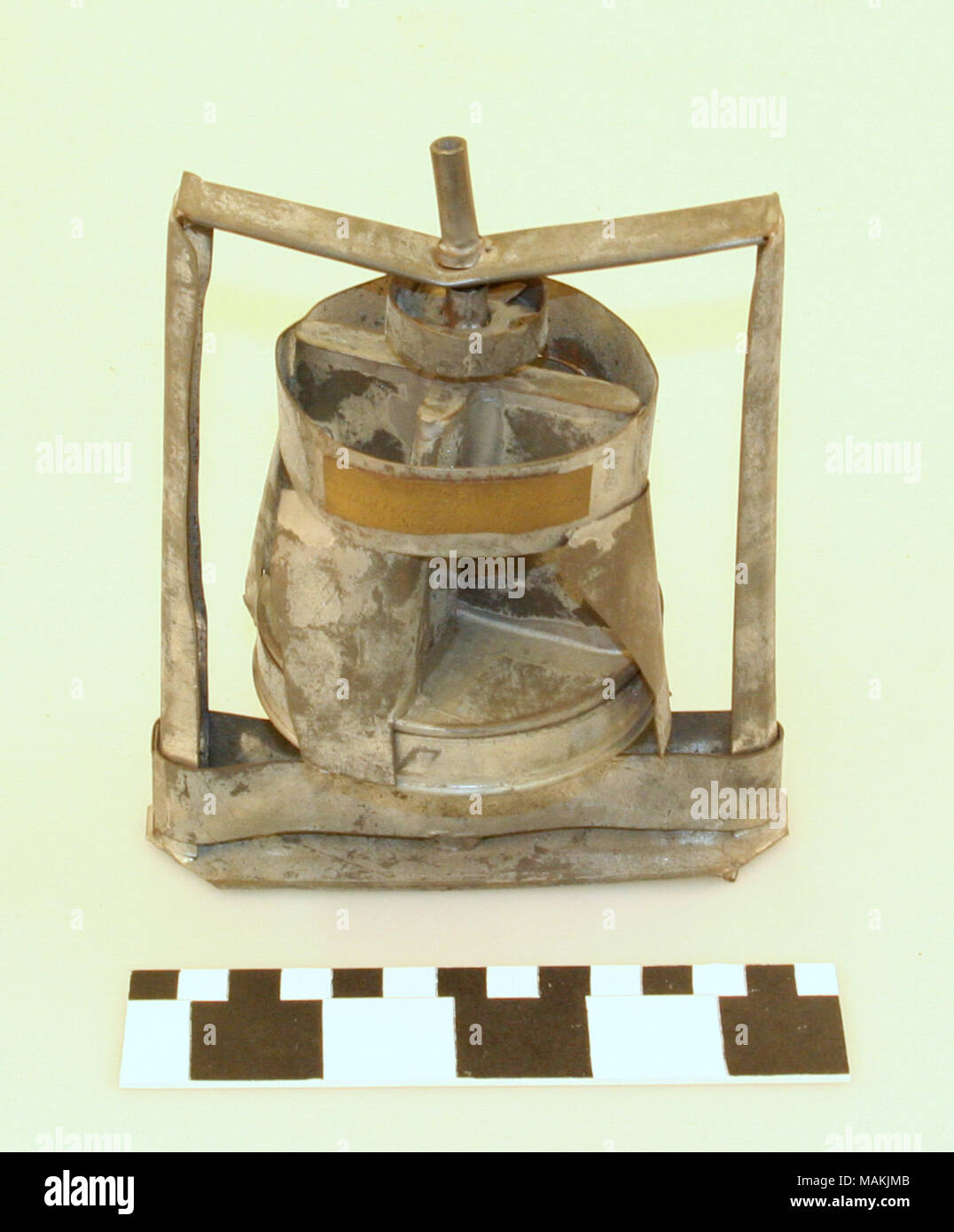 Modello di domanda di brevetto (brevetto n. 85,910) di un vapore e gas condensatore; brevettato a gennaio 19, 1869 da Alonzo W. Cram come una invenzione multiuso per essere utilizzato per il vapore-motori e fini di distillazione. Titolo: vapore e gas brevetto condensatore modello con brevetto originale tag da Alonzo W. Cram di San Luigi . 1869. Alonzo W. Cram Foto Stock