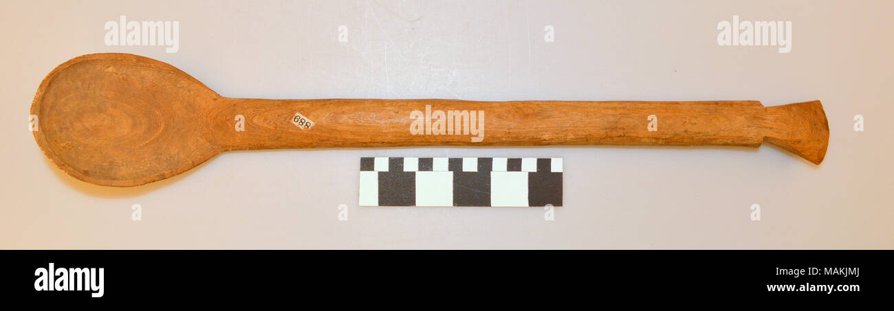 Intagliato a mano, a manico lungo cucchiaio di legno dal Sud Africa. Titolo: scolpito il cucchiaio di legno dal Sud Africa . tra il 1870 e il 1917. Foto Stock
