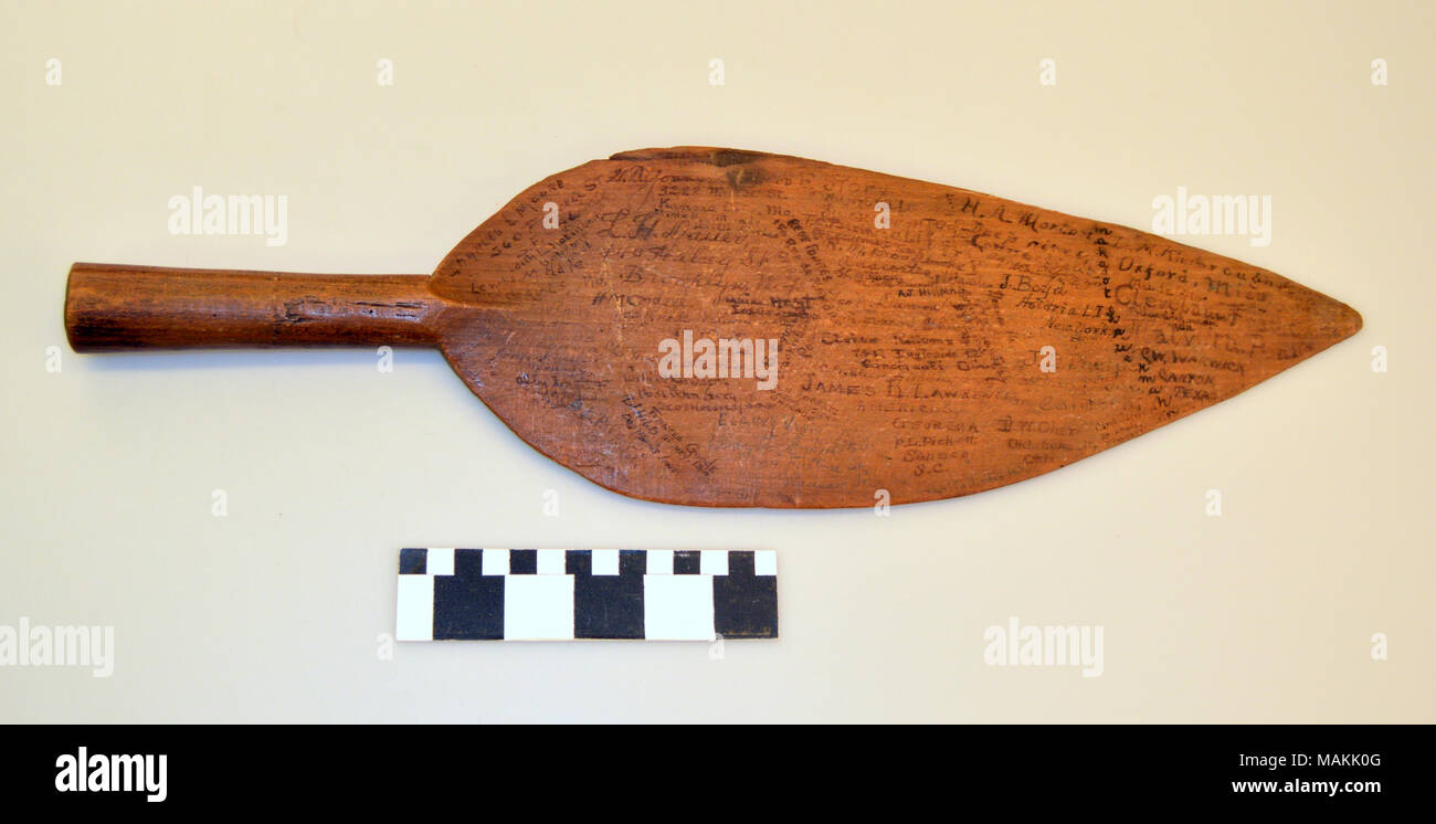 Questa paletta di legno è stato trovato in una piroga tedesco la mattina del giorno dell'armistizio. La sua funzione è sconosciuta, ma nel momento in cui è stato scoperto che è stato creduto di essere stato rimosso da un contadino francese di casa dopo la sua distruzione. Il dispositivo di compressione è firmato da entrambi i lati da membri della American il benessere dei lavoratori con la American forza expeditionary. Titolo: spatola di legno recuperato da un tedesco piroga, guerra mondiale I . tra il 1914 e il 1918. Foto Stock