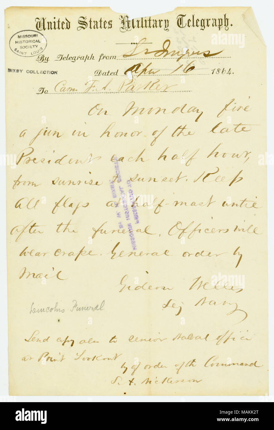 Membri, "Lunedì il fuoco di una pistola in onore del defunto Presidente ogni mezz'ora, dall alba al tramonto. Mantenere tutte le bandiere a metà del montante fino a dopo il funerale. Gli ufficiali si usura arricciato. Generali di ordine di posta. . ." Titolo: Esercito degli Stati Uniti di telegrafo di Gideon Welles, Sec. Marina, San Inigoes, Com. F. A. Parker, Aprile 16, 1864 [1865] . Il 16 aprile 1865. Welles, Gedeone, 1802-1878 Foto Stock