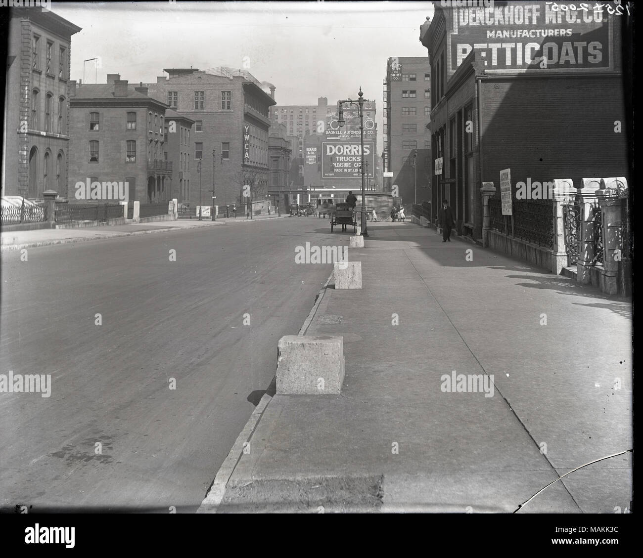 Orizzontale, in bianco e nero fotografia scattata guardando ad est su Locust Street da 16th Street. Alcuni degli edifici sembrano essere residenziale, mentre altri sono di natura commerciale. Vista mostra segni di carrelli Dorris; Denckhoff Manufacturing Company, fabbricanti di sottovesti e YWCA. Il traffico su strada è luce, sebbene alcuni vagoni e pedoni può essere visto in lontananza. Titolo: Guardando ad est su Locust Street da 16th Street. . Circa 1910. Foto Stock