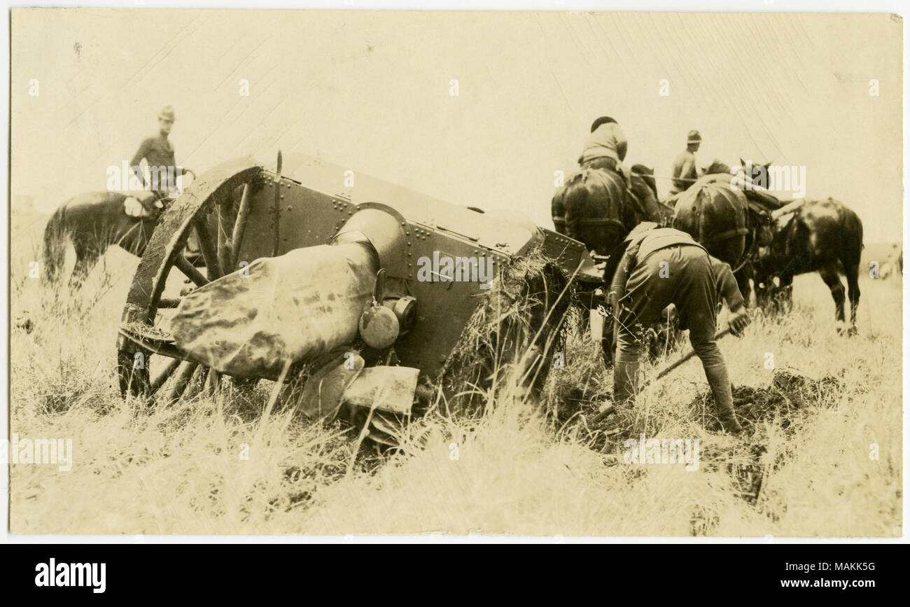 Orizzontale, seppia fotografia che mostra uomini in uniforme a cavallo di tentare di scavare un pezzo di equipaggiamento su ruote che si è bloccato nel fango o in un fossato. Titolo: soldati tentano di scavare materiale . tra circa 1914 e circa 1918. Michel, Carl Foto Stock