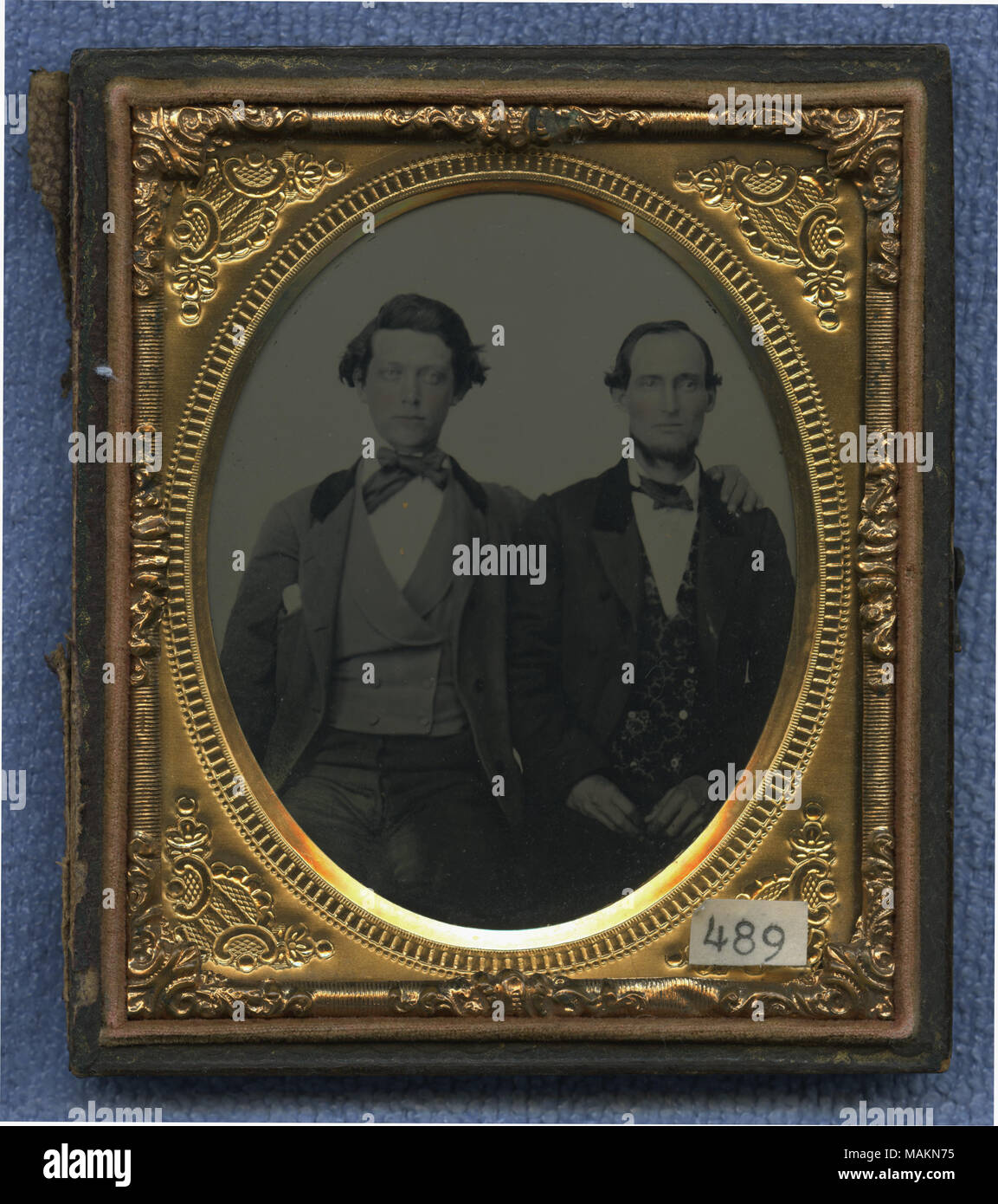 Incassato tintype ritratto di due uomini in abiti civili mostrato insediato dal giro. L'uomo sulla sinistra ha il suo braccio attorno alla spalla dell'uomo sulla destra. Che l uomo è che in questa foto non è noto, ma Kerone è probabilmente quella di sinistra. Kerone era un tenente con il quarantesimo Missouri volontari di fanteria. Il suo amico Harding era un tenente con la ventiseiesima Missouri volontari di fanteria e fu ucciso in azione a Mission Ridge, Tennessee, nov. 25, 1863. Prima della sua guerra civile, servizio Harding era stato un membro della milizia unità, St. Louis grigi. Kerone fondò la Harry P. Hard Foto Stock