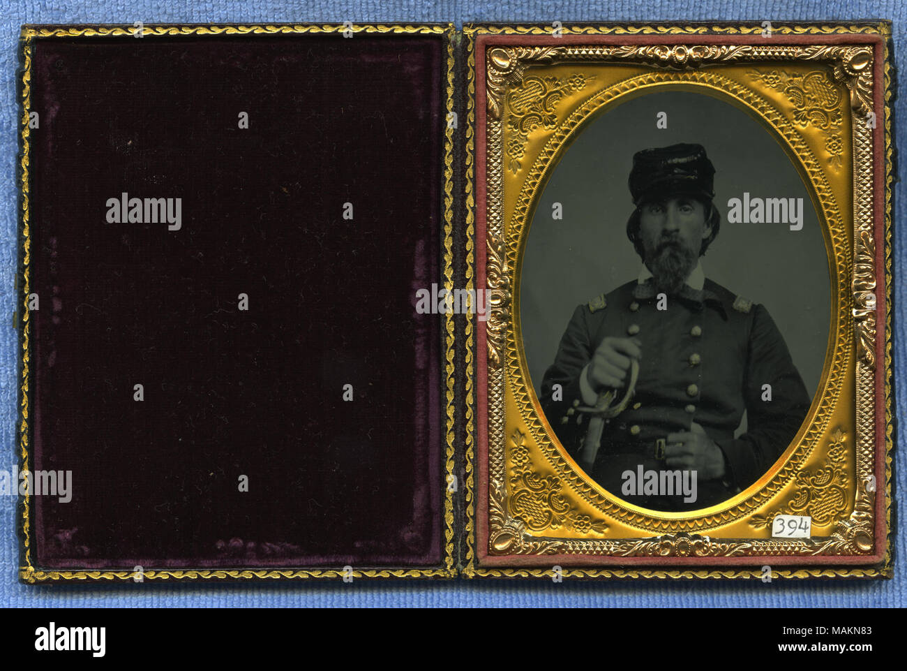 Ambrotype rivestita con una mezza lunghezza Ritratto di un ufficiale con la barba in una buia, doppio petto cappotto uniforme che tiene una spada in una mano con il suo altro lato oltre la sua cintura fibbia. Un aquila è visibile sulla sua spalla bordo, indicando il suo rango come colonnello. Durante la guerra civile, Robert White è servito come tenente colonnello del quinto U.S.R.C. (3 mesi) e il Colonnello con la quattordicesima Missouri Home guardie fanteria. Egli è stato ferito in battaglia in Lexington, Missouri, Sett. 20, 1861. Etichetta manoscritta incluso con immagine si legge: 'Il colonnello Robert White. Il marito di Isabella bianco, figlia di James Haley bianco (? Foto Stock