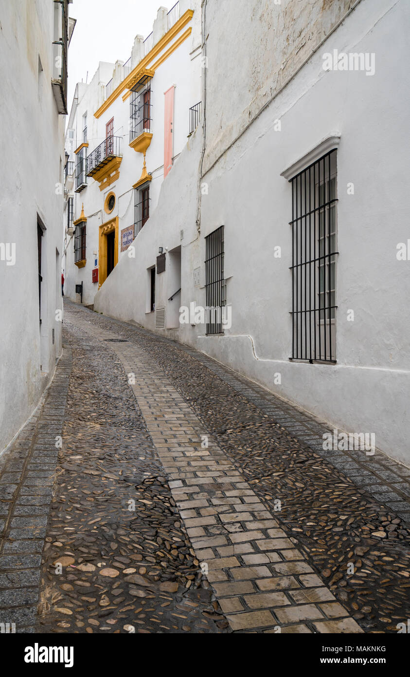 Strada stretta in Arcos de la Frontera vicino a Cadiz Spagna Foto Stock