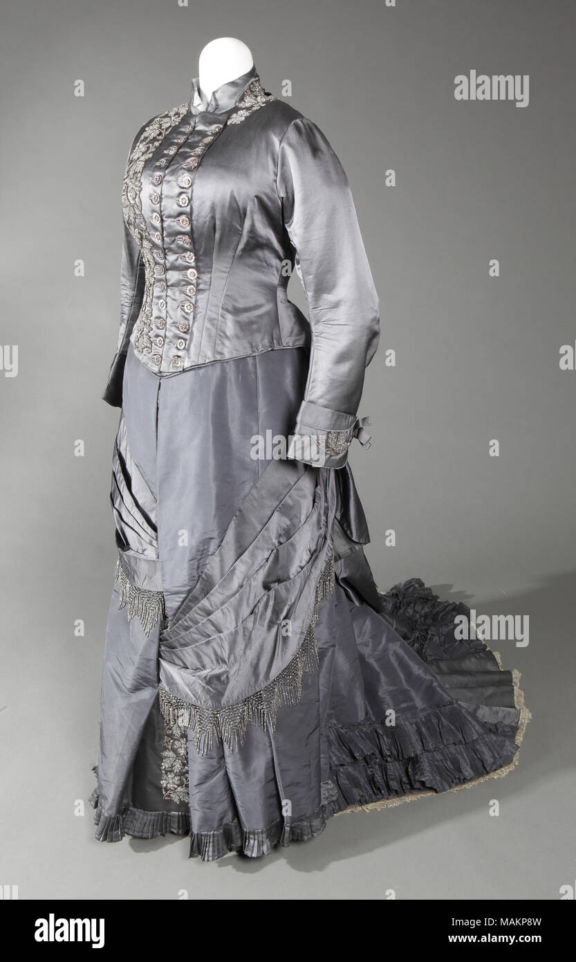 In tre pezzi in acciaio abito grigio include due corpetti e una gonna. Indossata da Eliza Albray Wessel a Cincinnati. Titolo: Acciaio Three-Piece abito grigio indossato da Elizabeth Albray Wessel . circa 1875. Miss Galvin Foto Stock