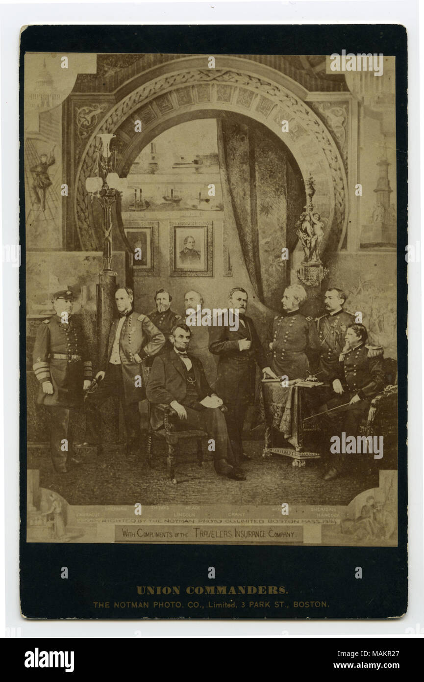 A tutta lunghezza ritratto del Presidente Lincoln seduto su una sedia in primo piano circondato da Unione ufficiali militari. Grant's l'immagine sembra essere preso da una fotografia più tardi dalla sua Presidenza. I nomi delle persone vengono stampate al di sotto dell'immagine corrispondente. "Copyright dell'NOTMAN FOTO CO LIMITED BOSTON MASS. 1884' (stampato immagine sotto). "Con i complimenti dei viaggiatori INSURNACE SOCIETÀ UNION COMANDANTI' (stampato immagine sotto). "Con i complimenti della vita di viaggiatori e infortunio Company di Hartford, Connecticut' (stampata sul lato inverso). 'Questa fotografia con altri reperibili sotto il tetto Foto Stock