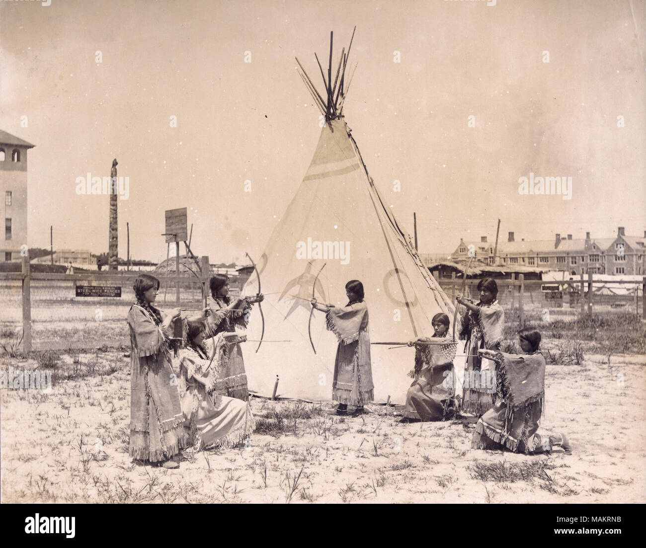 Titolo: "ragazza indiana Arcieri.' U.S. Il governo indiano a esibire il 1904 della fiera del mondo. . 1904. Jessie Tarbox Beals (attribuito) Foto Stock